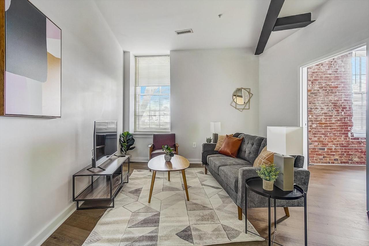 Frontdesk I Carriage Wheel Lofts Apts Philadelphia Apartamento Habitación foto